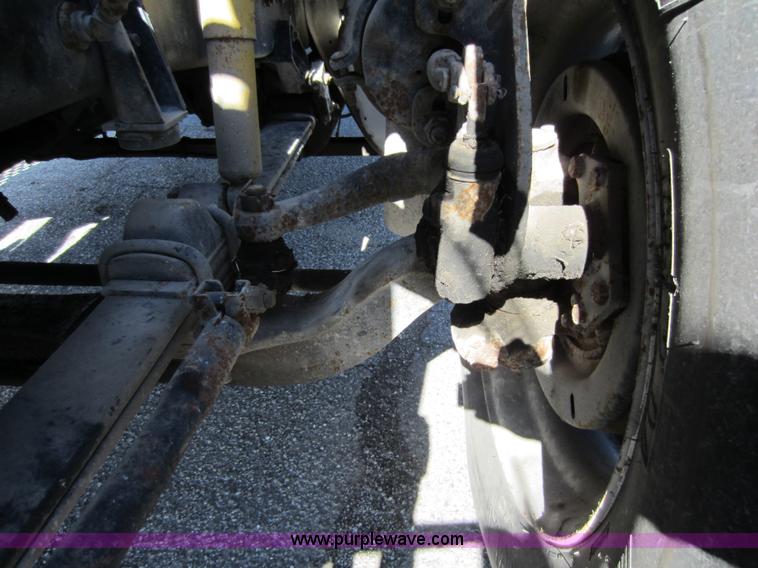 image for item C5300 1994 International 9400 semi truck