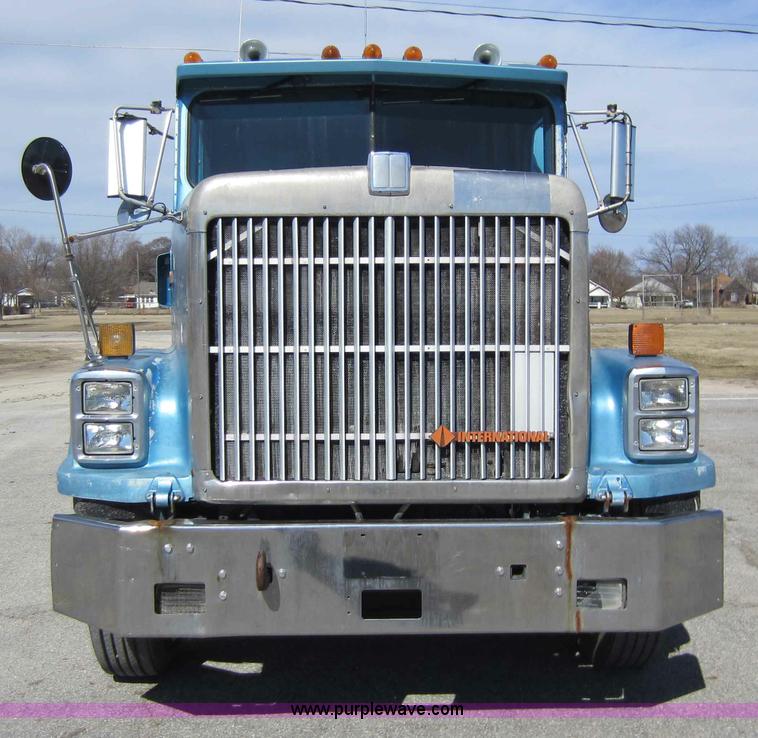 image for item C5302 1989 International F9370 semi truck