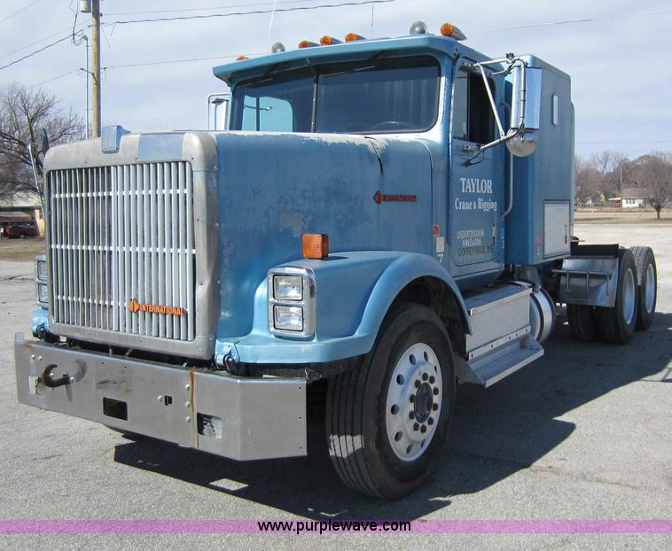 image for item C5302 1989 International F9370 semi truck