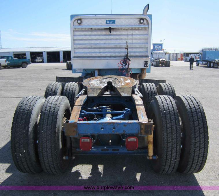 image for item C5302 1989 International F9370 semi truck