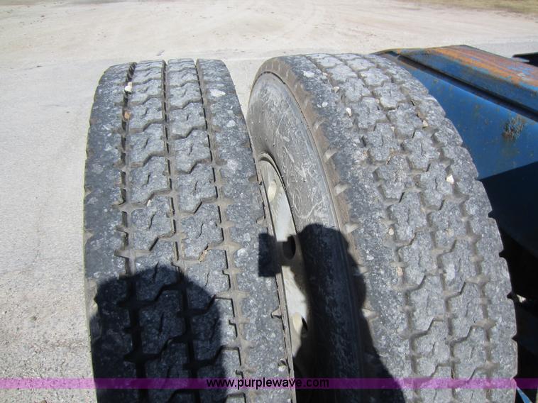 image for item C5302 1989 International F9370 semi truck