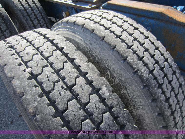 image for item C5302 1989 International F9370 semi truck