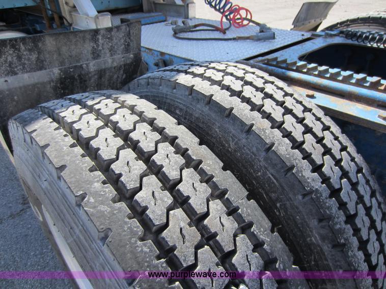 image for item C5302 1989 International F9370 semi truck