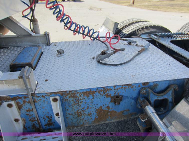 image for item C5302 1989 International F9370 semi truck