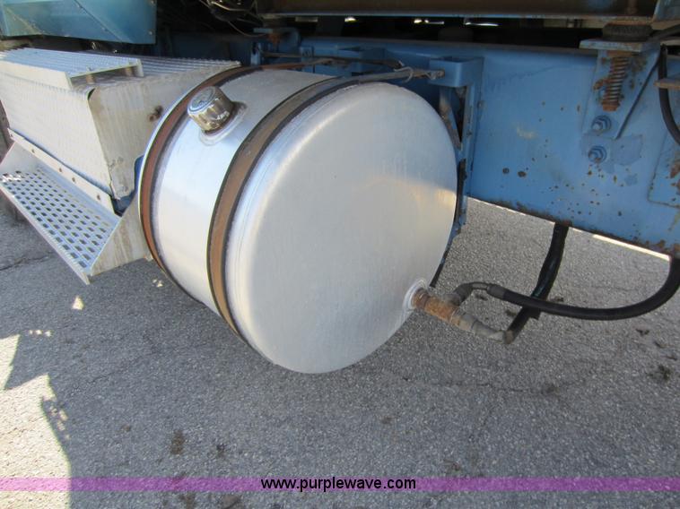 image for item C5302 1989 International F9370 semi truck