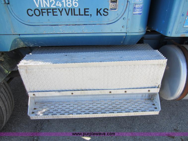 image for item C5302 1989 International F9370 semi truck