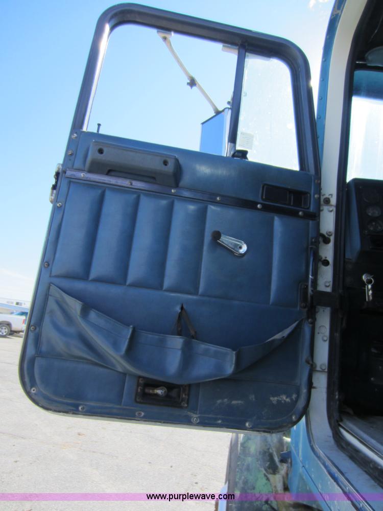 image for item C5302 1989 International F9370 semi truck