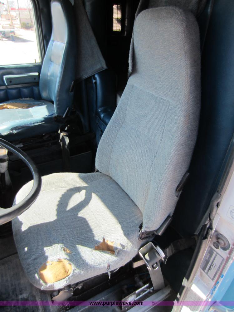 image for item C5302 1989 International F9370 semi truck