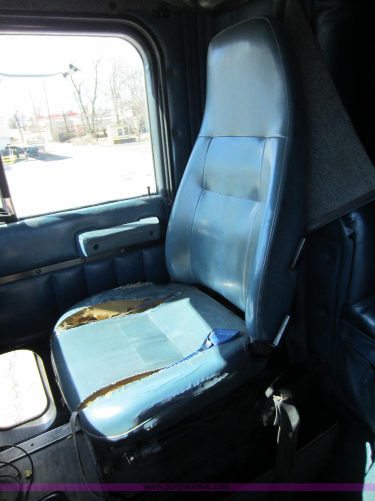 image for item C5302 1989 International F9370 semi truck