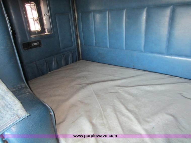 image for item C5302 1989 International F9370 semi truck