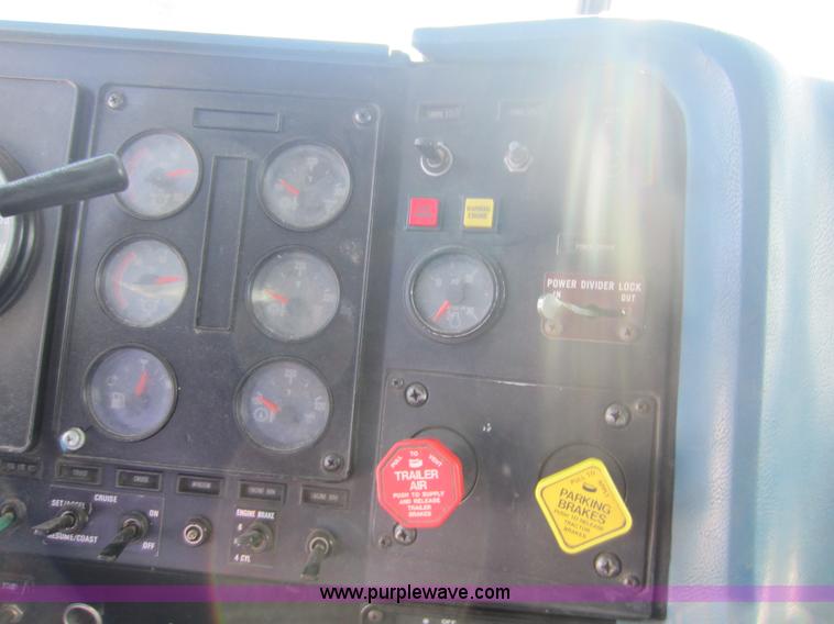 image for item C5302 1989 International F9370 semi truck