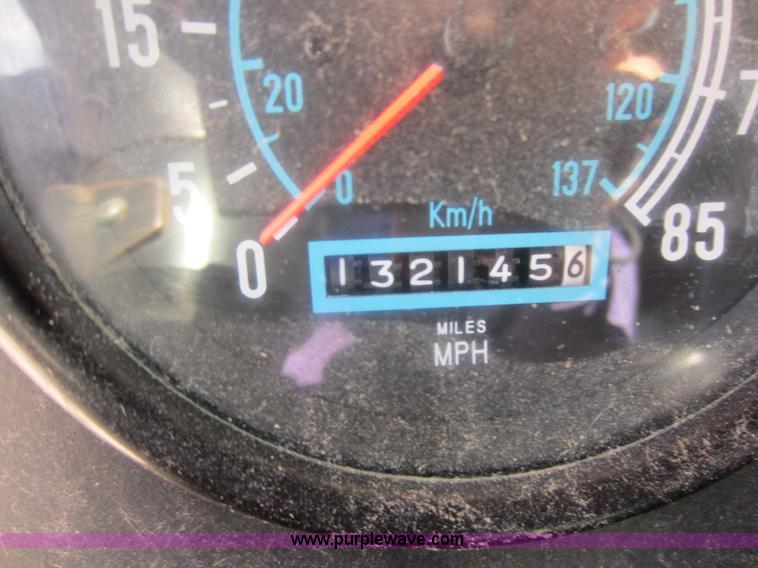 image for item C5302 1989 International F9370 semi truck