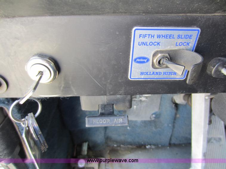 image for item C5302 1989 International F9370 semi truck