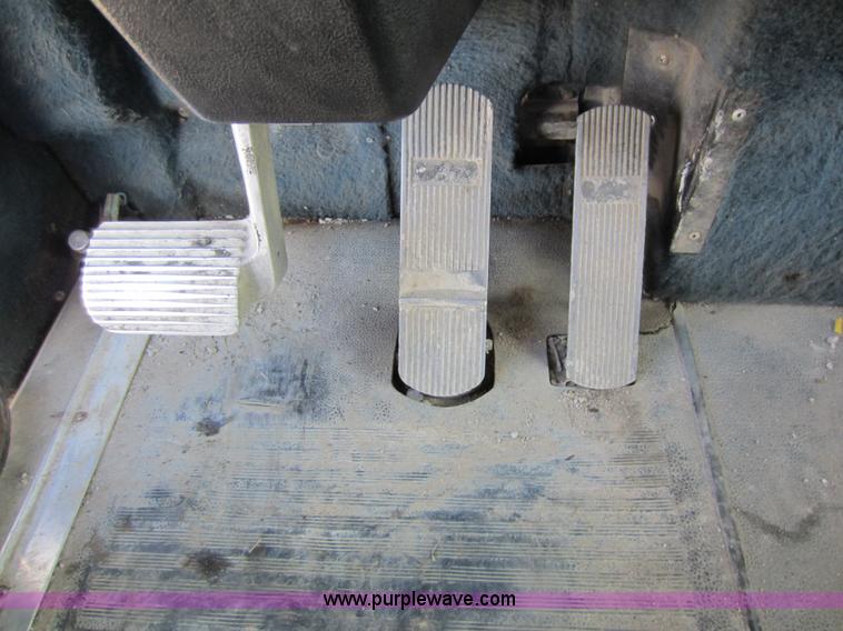 image for item C5302 1989 International F9370 semi truck