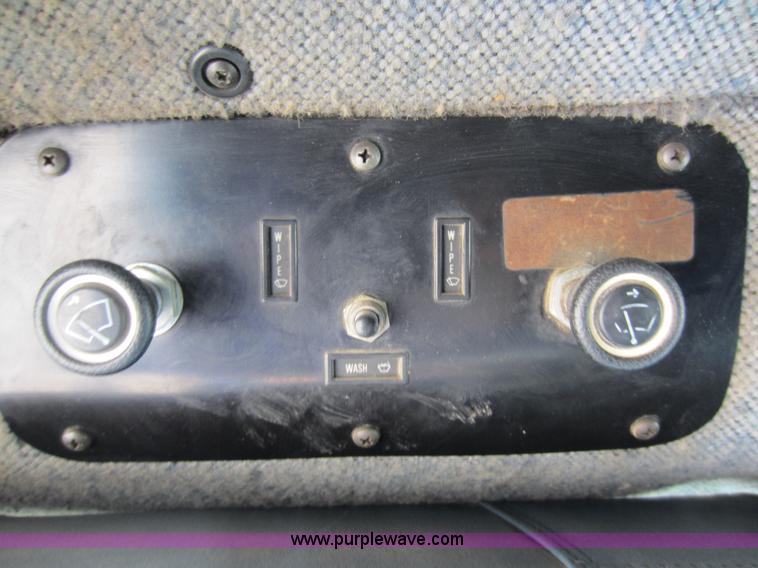 image for item C5302 1989 International F9370 semi truck