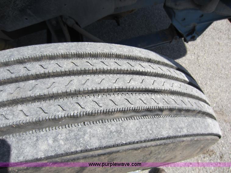 image for item C5302 1989 International F9370 semi truck