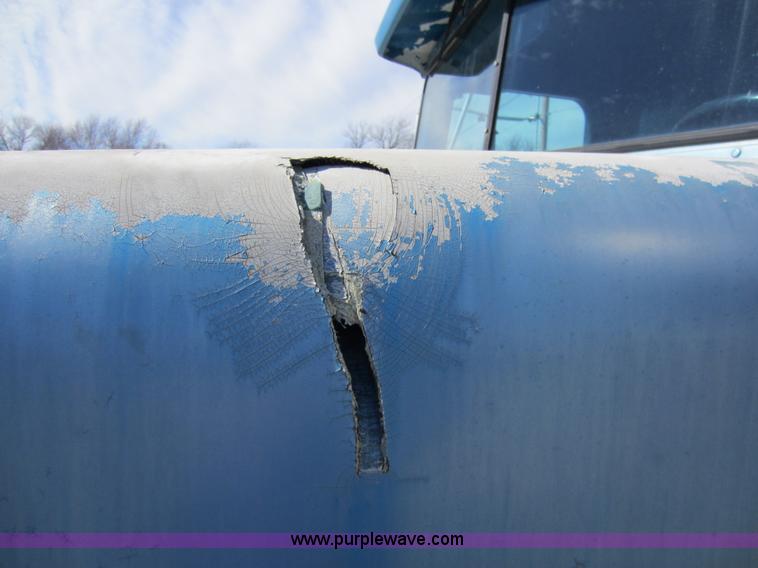 image for item C5302 1989 International F9370 semi truck