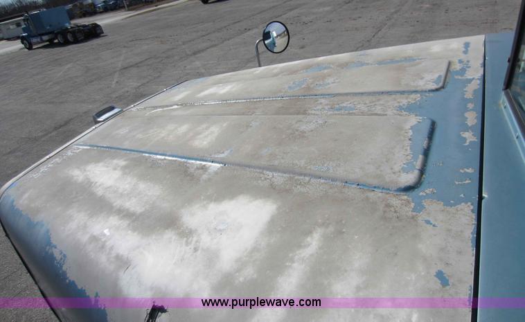 image for item C5302 1989 International F9370 semi truck