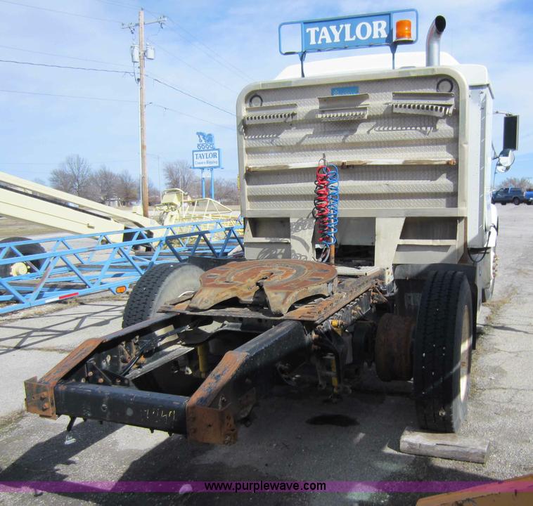 image for item C5304 1997 International 9400 semi truck