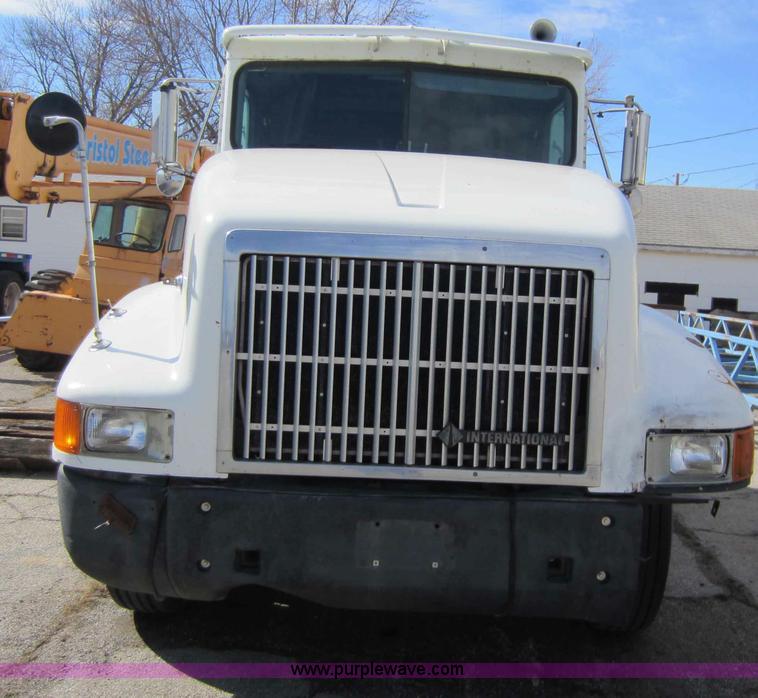 image for item C5304 1997 International 9400 semi truck