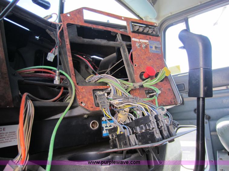 image for item C5304 1997 International 9400 semi truck