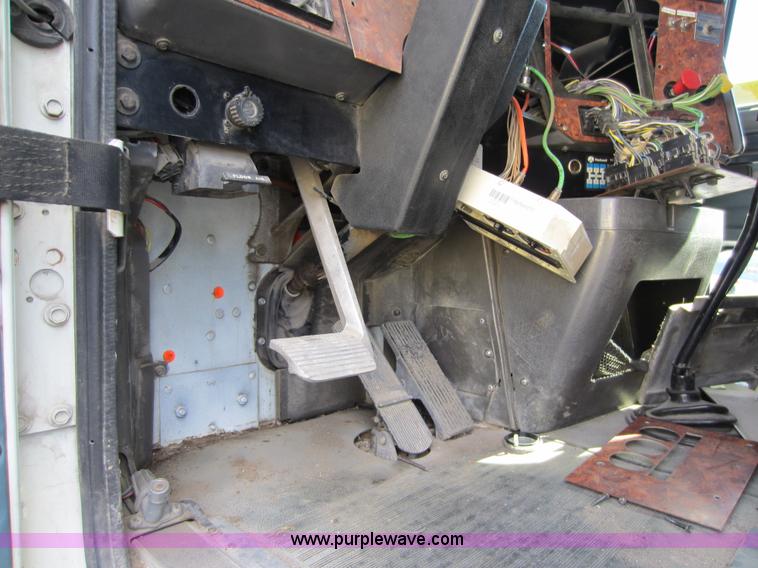 image for item C5304 1997 International 9400 semi truck