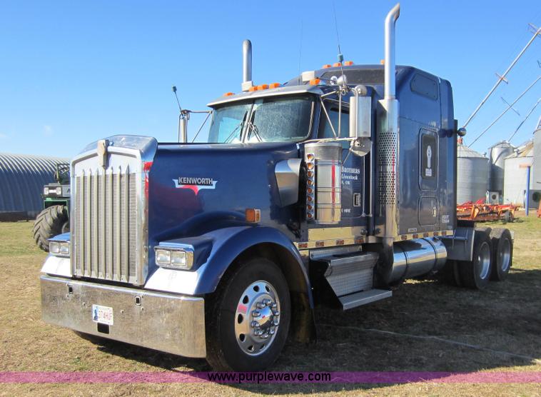 image for item C5307 2000 Kenworth W900B semi truck