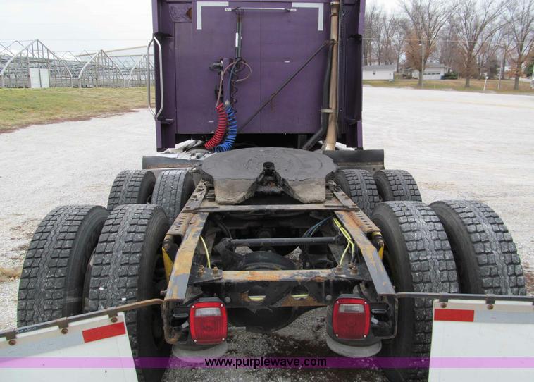 image for item D3032 2001 Sterling A9500 semi