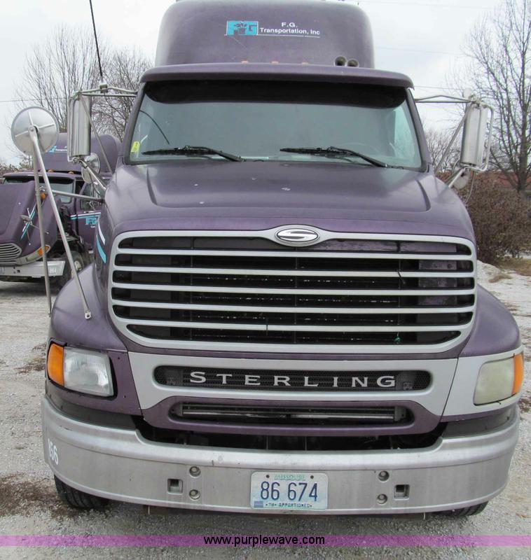 image for item D3032 2001 Sterling A9500 semi