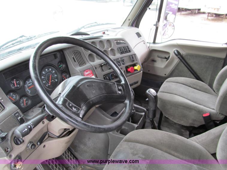 image for item D3032 2001 Sterling A9500 semi