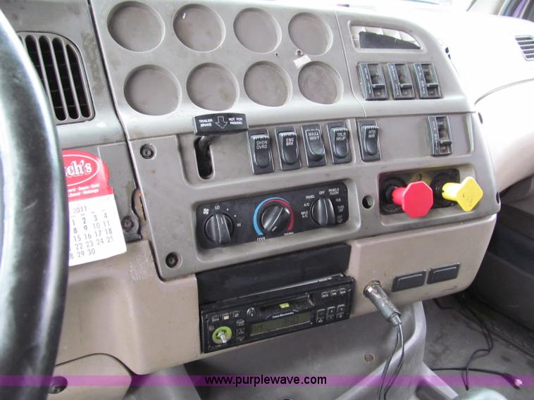 image for item D3032 2001 Sterling A9500 semi