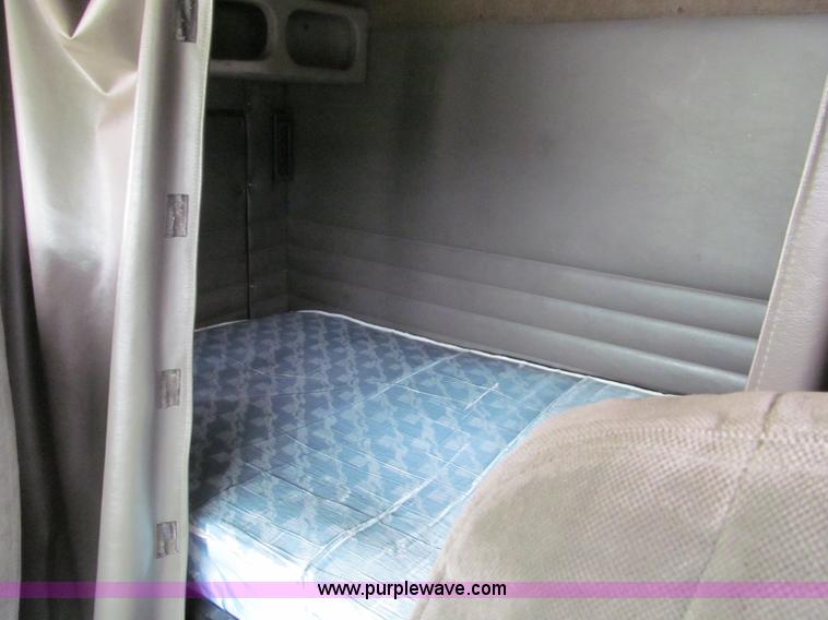 image for item D3032 2001 Sterling A9500 semi