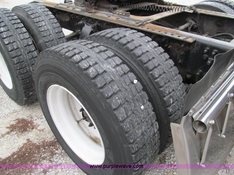 image for item D3032 2001 Sterling A9500 semi