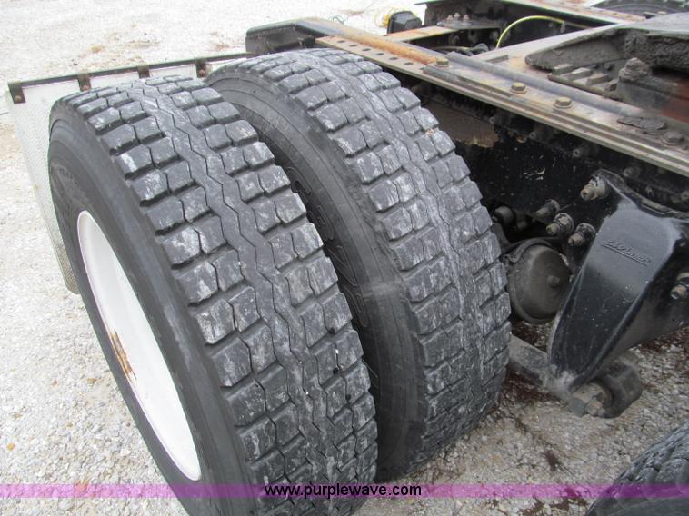 image for item D3032 2001 Sterling A9500 semi