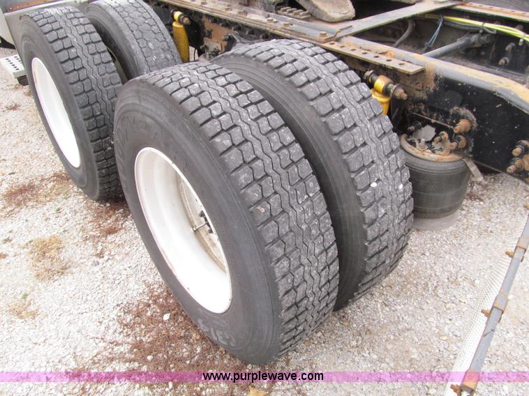 image for item D3032 2001 Sterling A9500 semi