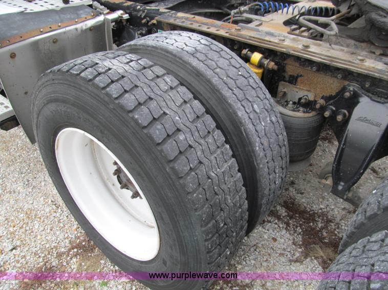 image for item D3032 2001 Sterling A9500 semi