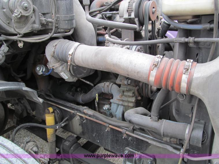 image for item D3032 2001 Sterling A9500 semi