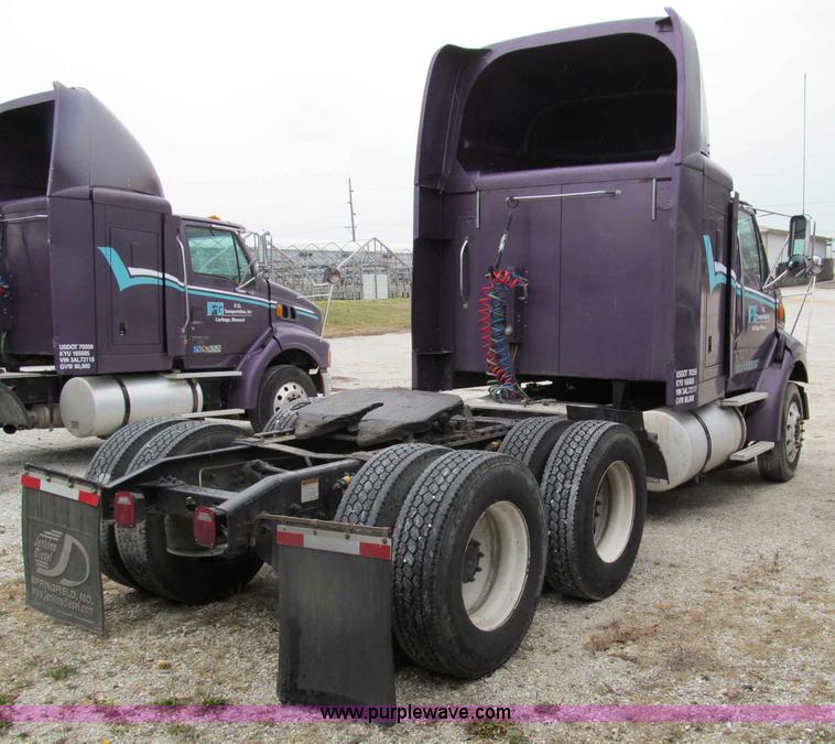 image for item D3033 2003 Sterling A9500 semi