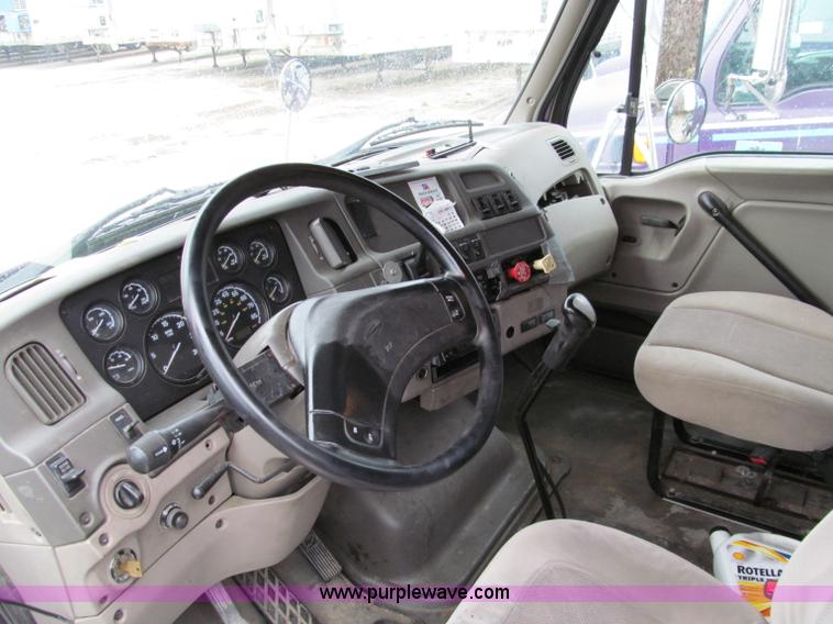 image for item D3033 2003 Sterling A9500 semi