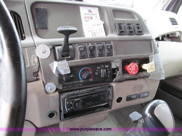 image for item D3033 2003 Sterling A9500 semi