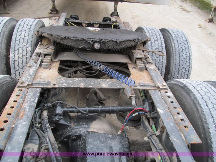 image for item D3035 2001 Sterling A9500 semi