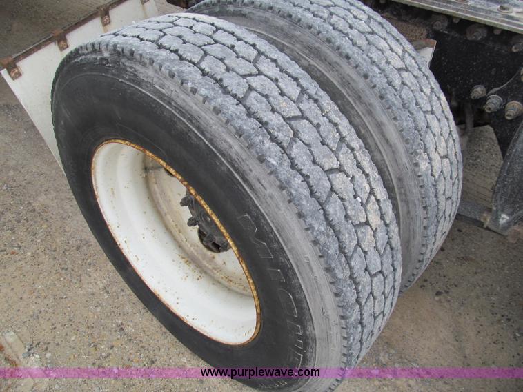 image for item D3035 2001 Sterling A9500 semi