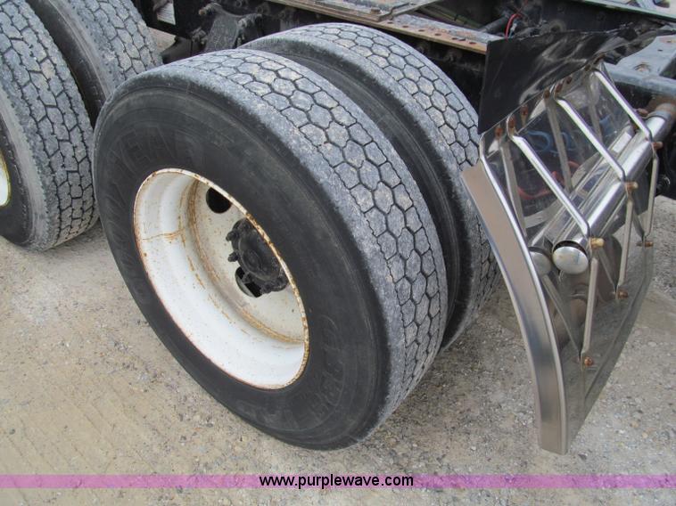 image for item D3035 2001 Sterling A9500 semi