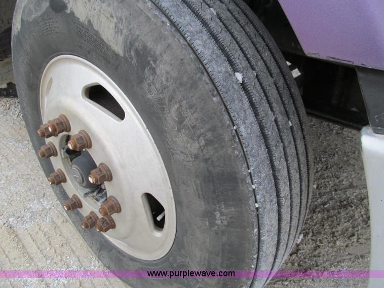 image for item D3035 2001 Sterling A9500 semi