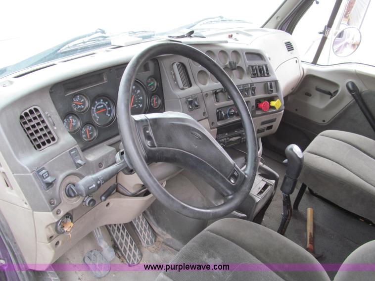 image for item D3035 2001 Sterling A9500 semi