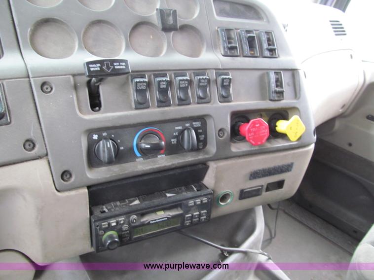 image for item D3035 2001 Sterling A9500 semi