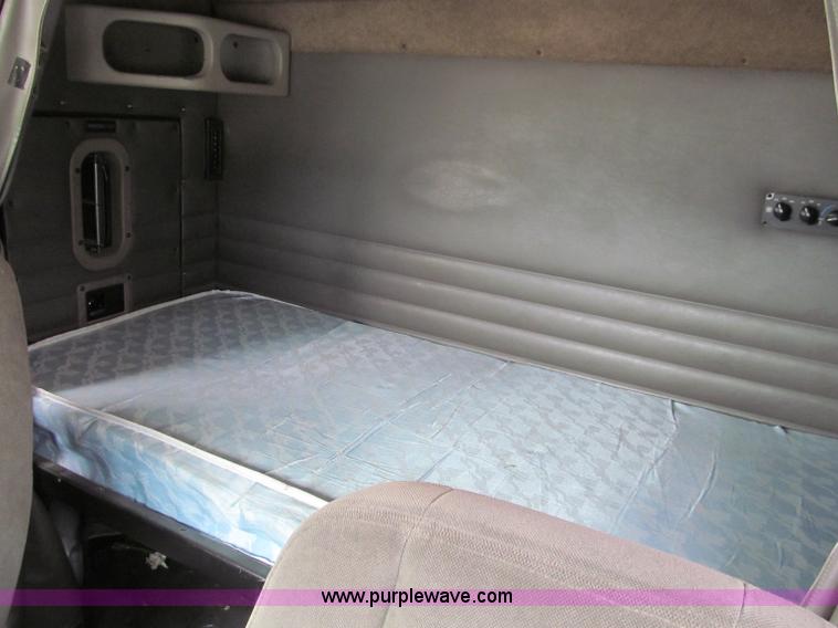 image for item D3035 2001 Sterling A9500 semi