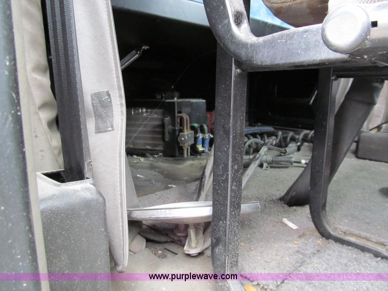 image for item D3035 2001 Sterling A9500 semi