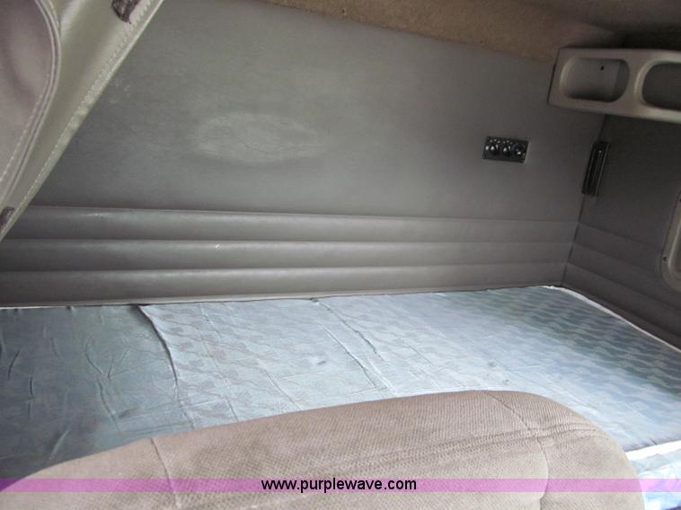 image for item D3035 2001 Sterling A9500 semi