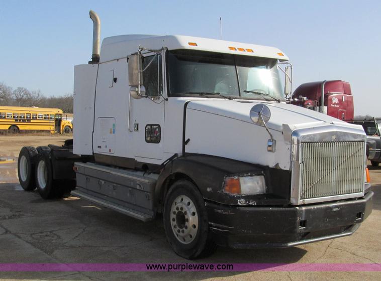 image for item D3073 1993 Volvo WIAM semi truck